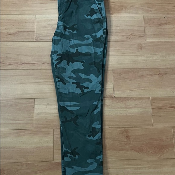 GAP Women’s Camouflage Pants - Picture 3 of 6